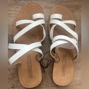 White Strappy Sandals  Juniper + Lime Size 8 Women Sandals New With Tag￼